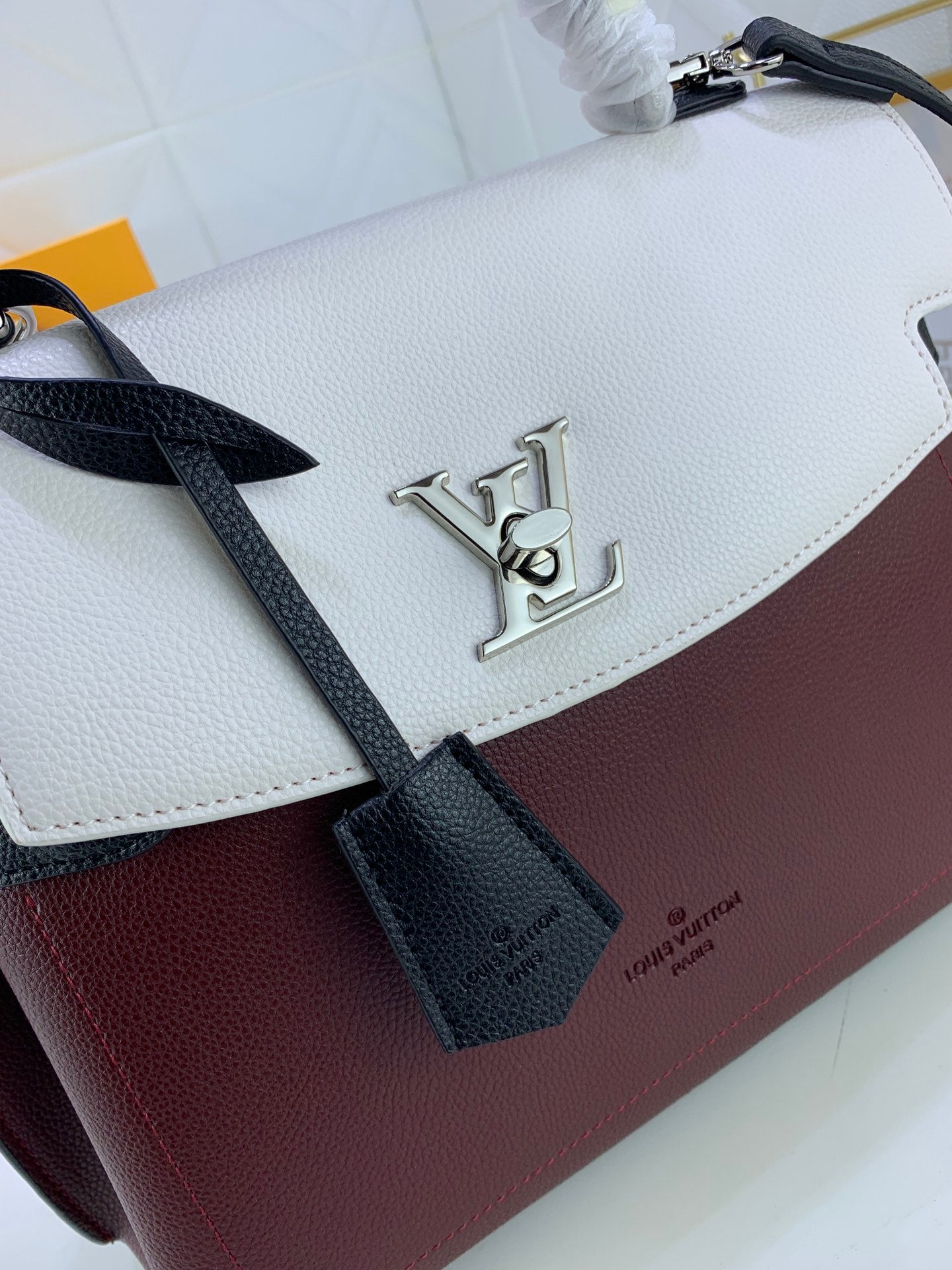 EN - Luxury LUV 747 Travel Bag