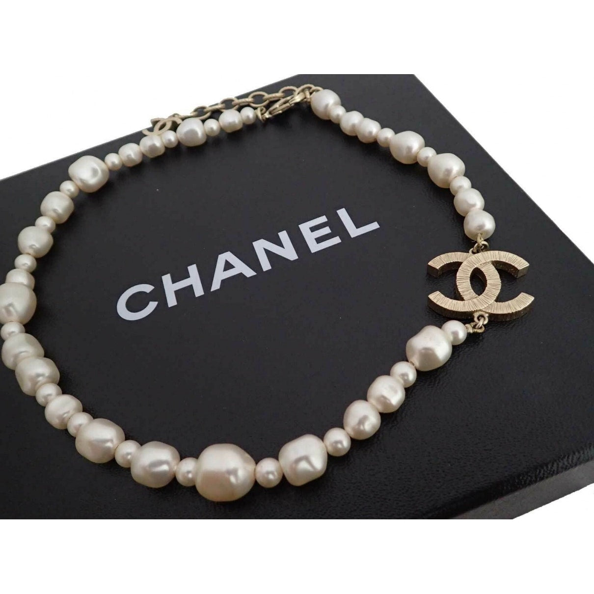 Chanel cc white metal necklaces Jewelry