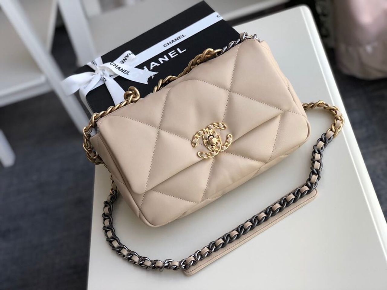 CHL 19 10.1in 26cm Beige Flap Handbag