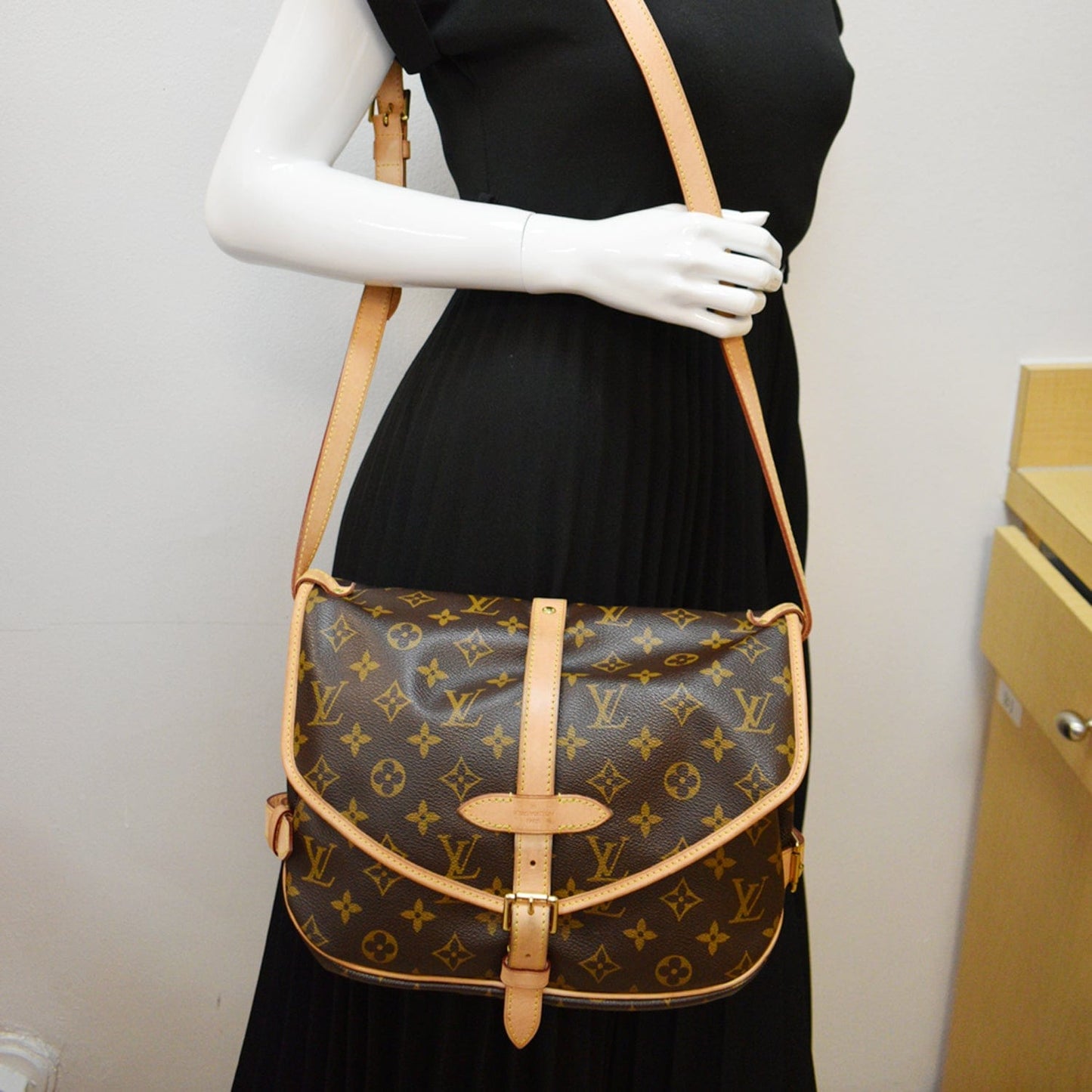 Louis Saumur Crossbody Bag Canvas Monogram 30 Mb0182