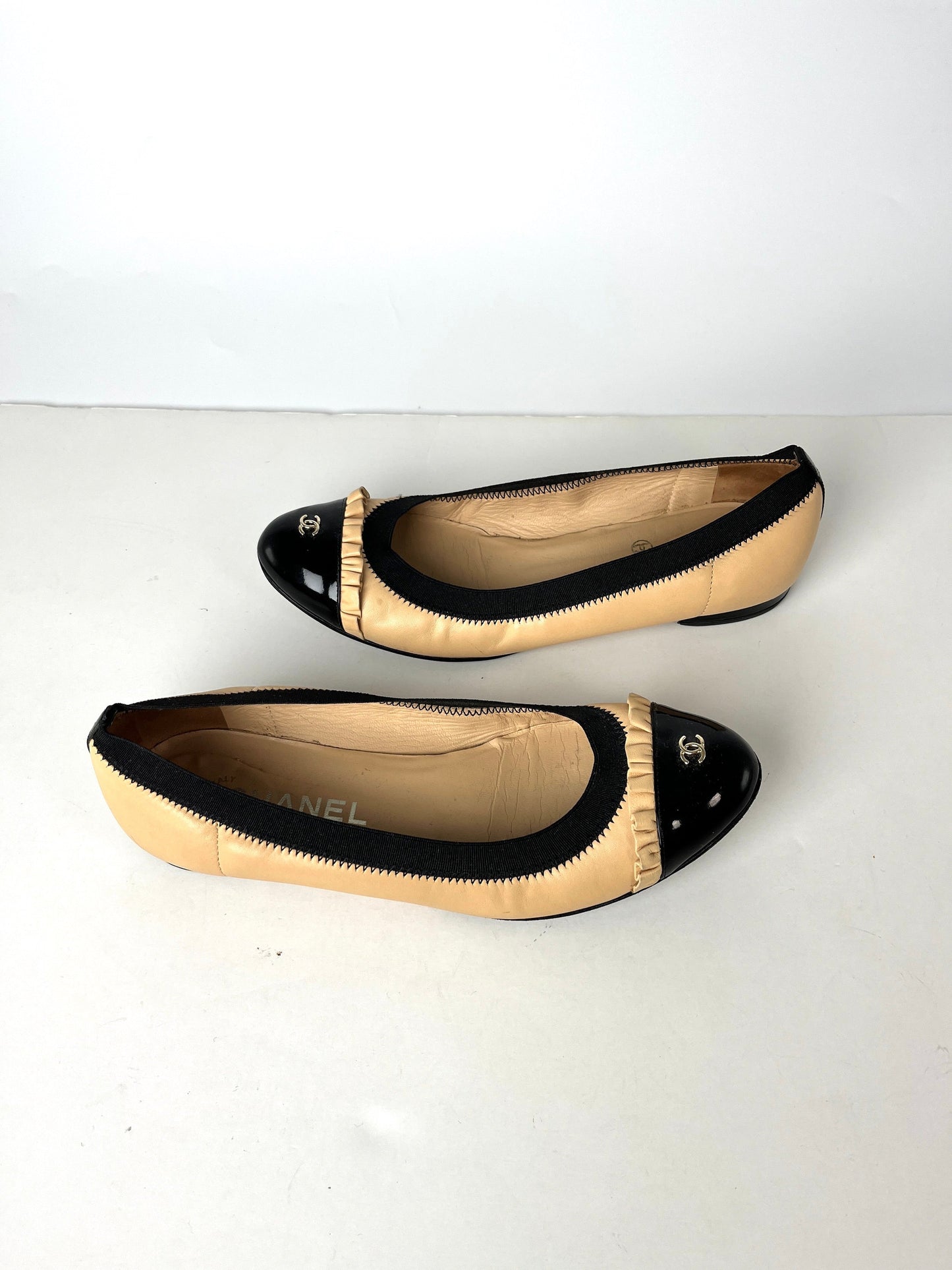 Chanel Bicolor CC Logo Beige Black Ruffle Ballerina Leather Flats 37.5 7