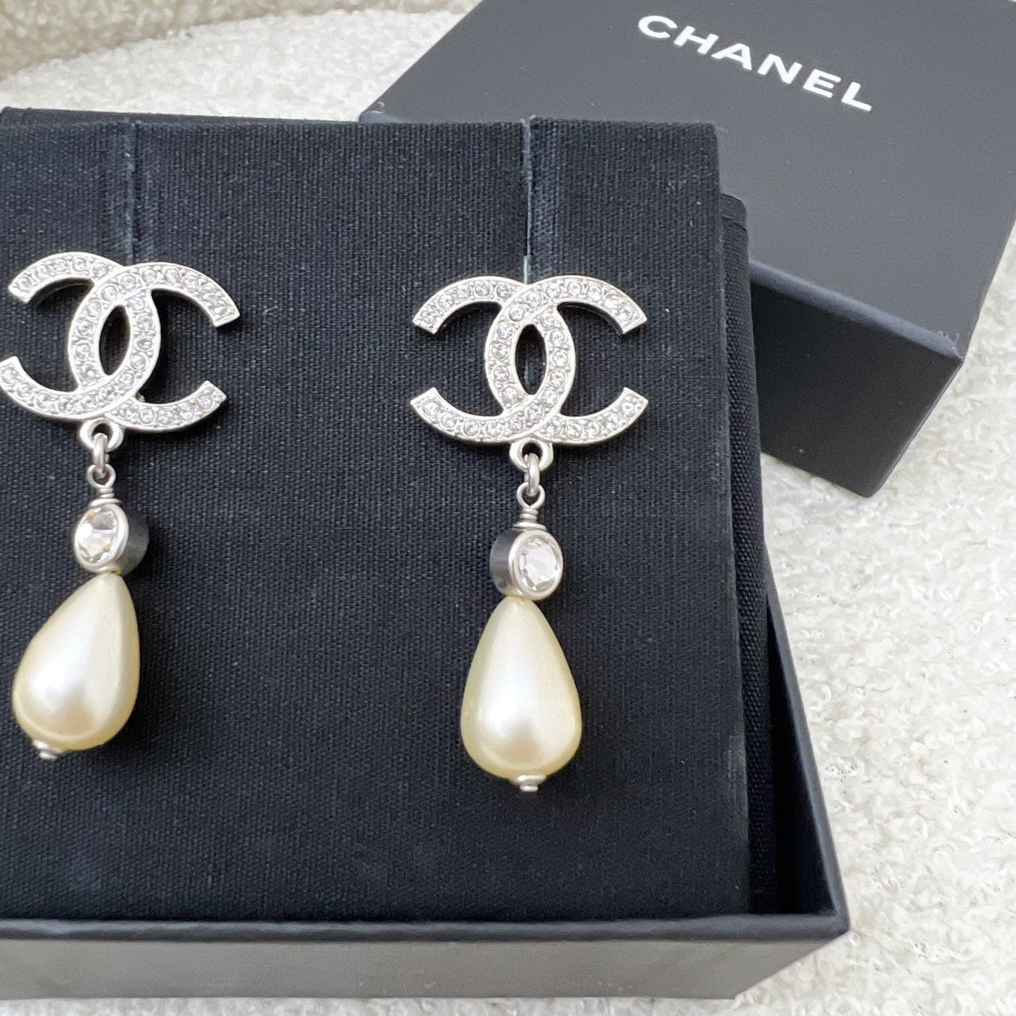 Chanel CC Logo with Teardrop Pearl Drop Earring in SHW (Model: )