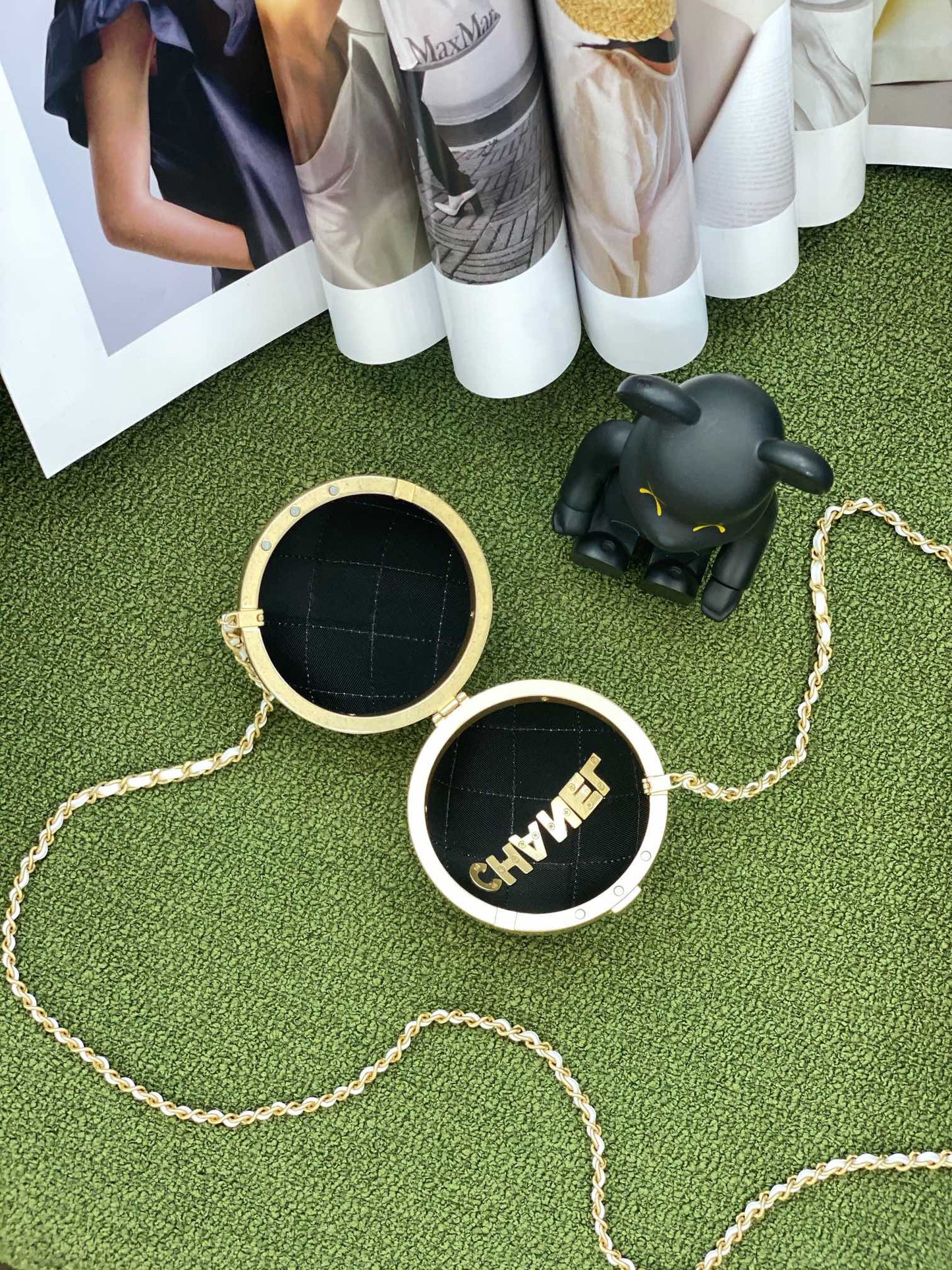 CHL Ball 23.5cm 95in Black Gold Chain Handbag