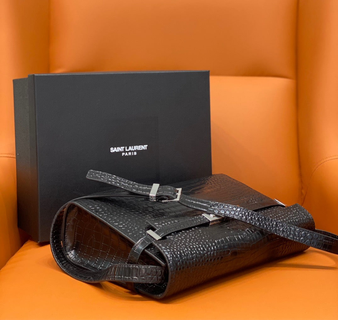 YSL Saint Laurent Manhattan 11in 29cm Black Small Shoulder Bag
