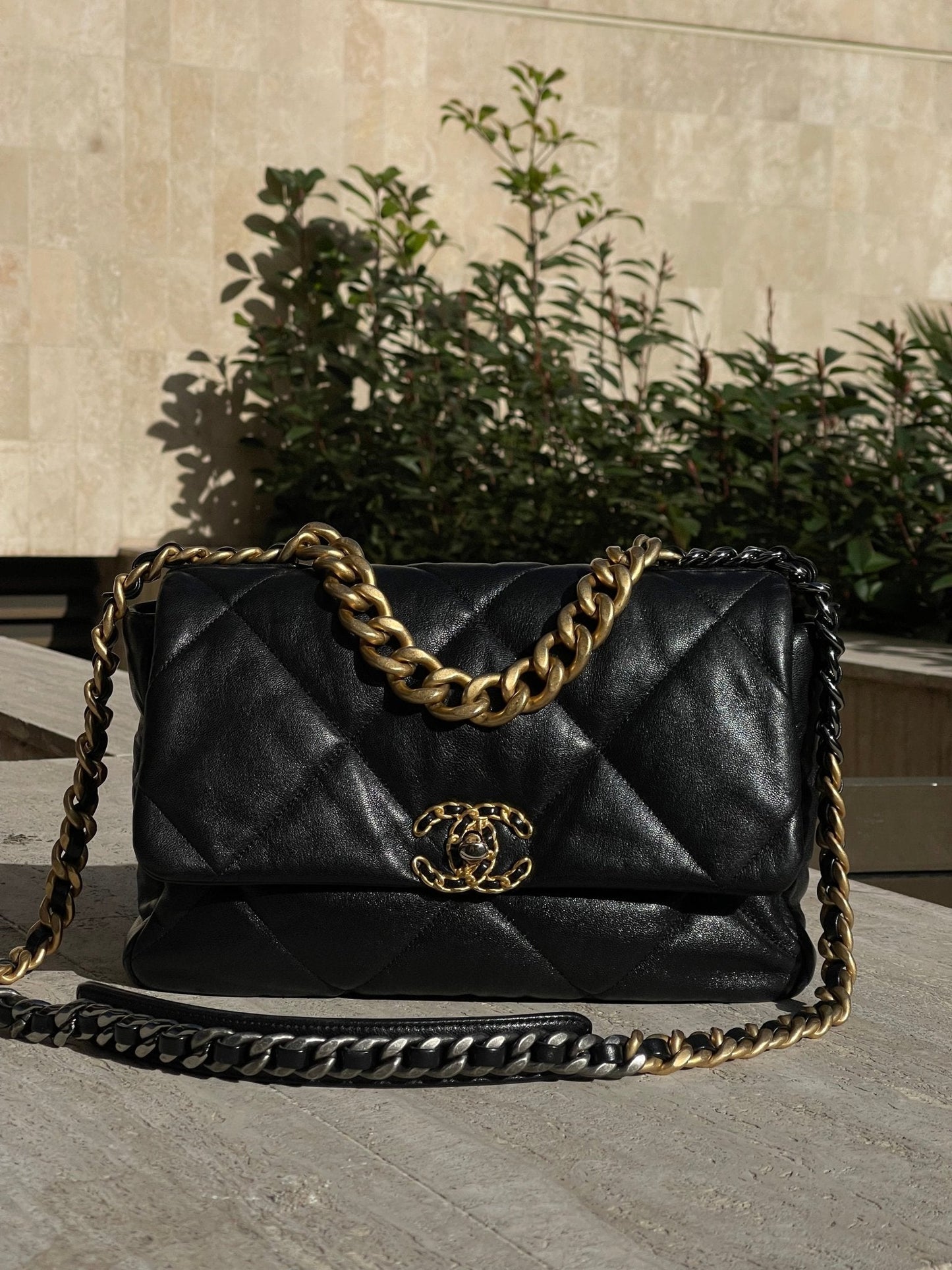 Chanel Sac 19 noir MM Bag