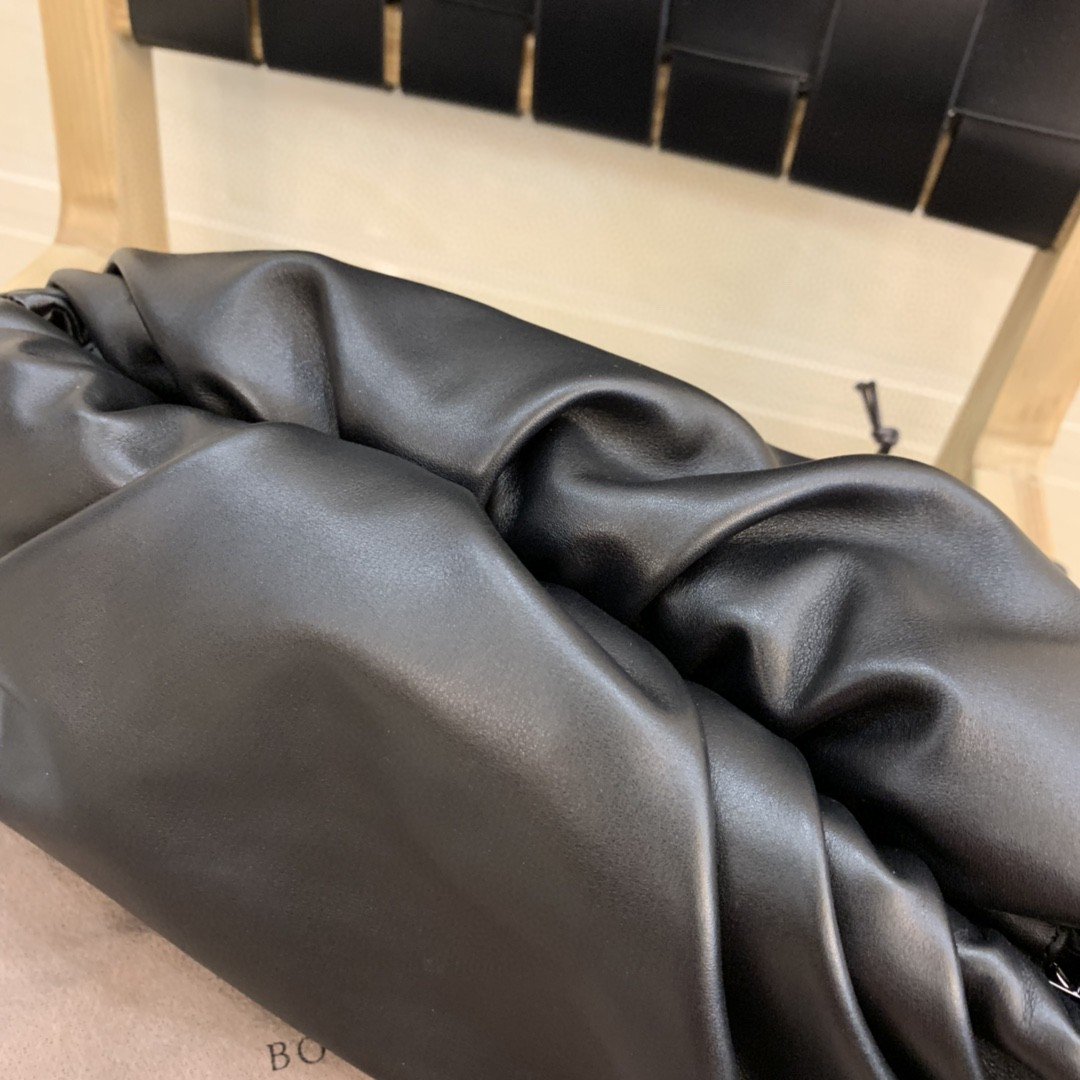 Top Quality Pouch For Women In Travel Black Chain Travel Bag