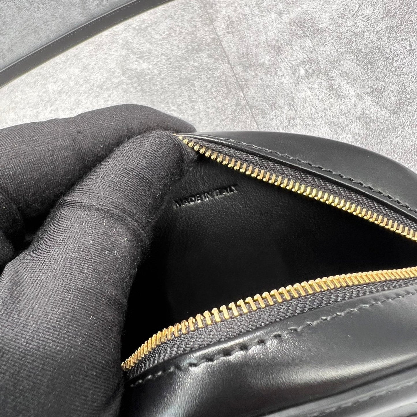 Top Quality Crossbody Oval Purse Cuir Triomphe Black Crossbody Bag
