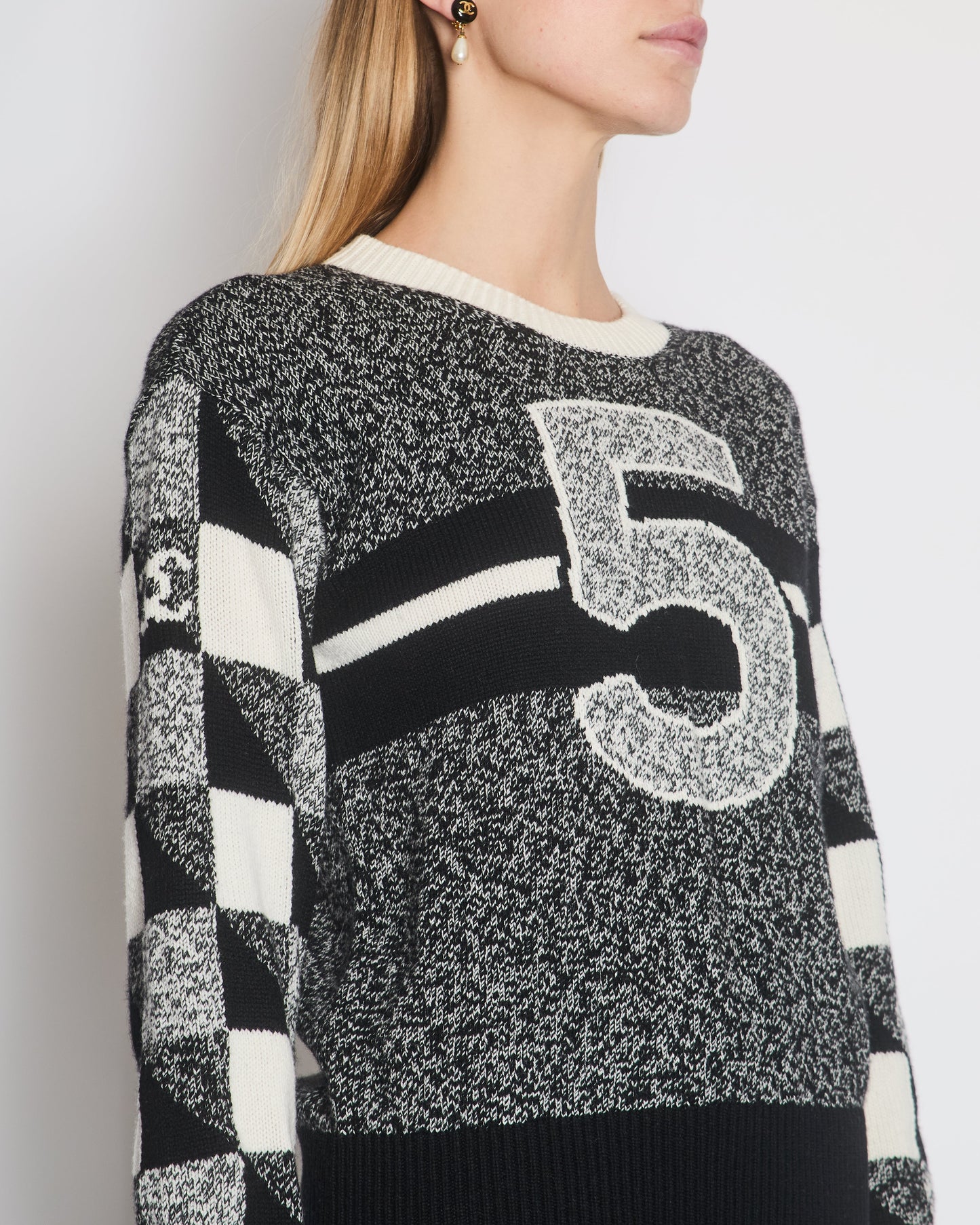 Chanel Black Round Neck Cashmere Jumper with CC Detail Size FR 38 (UK 10) Accessory