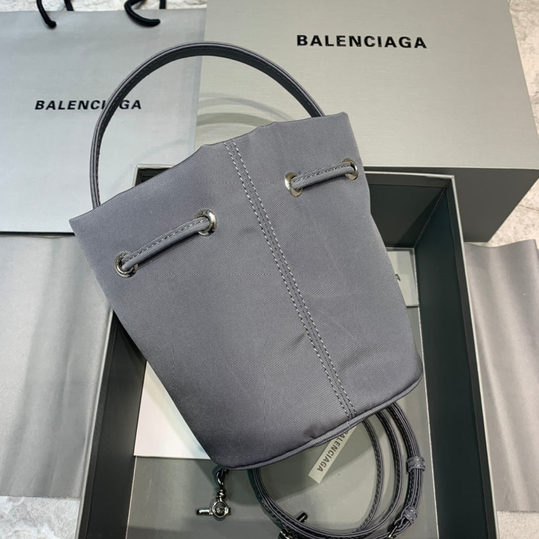 Top Quality Le Cagole Metop Qualityum Bag Bucket Bucket Bag