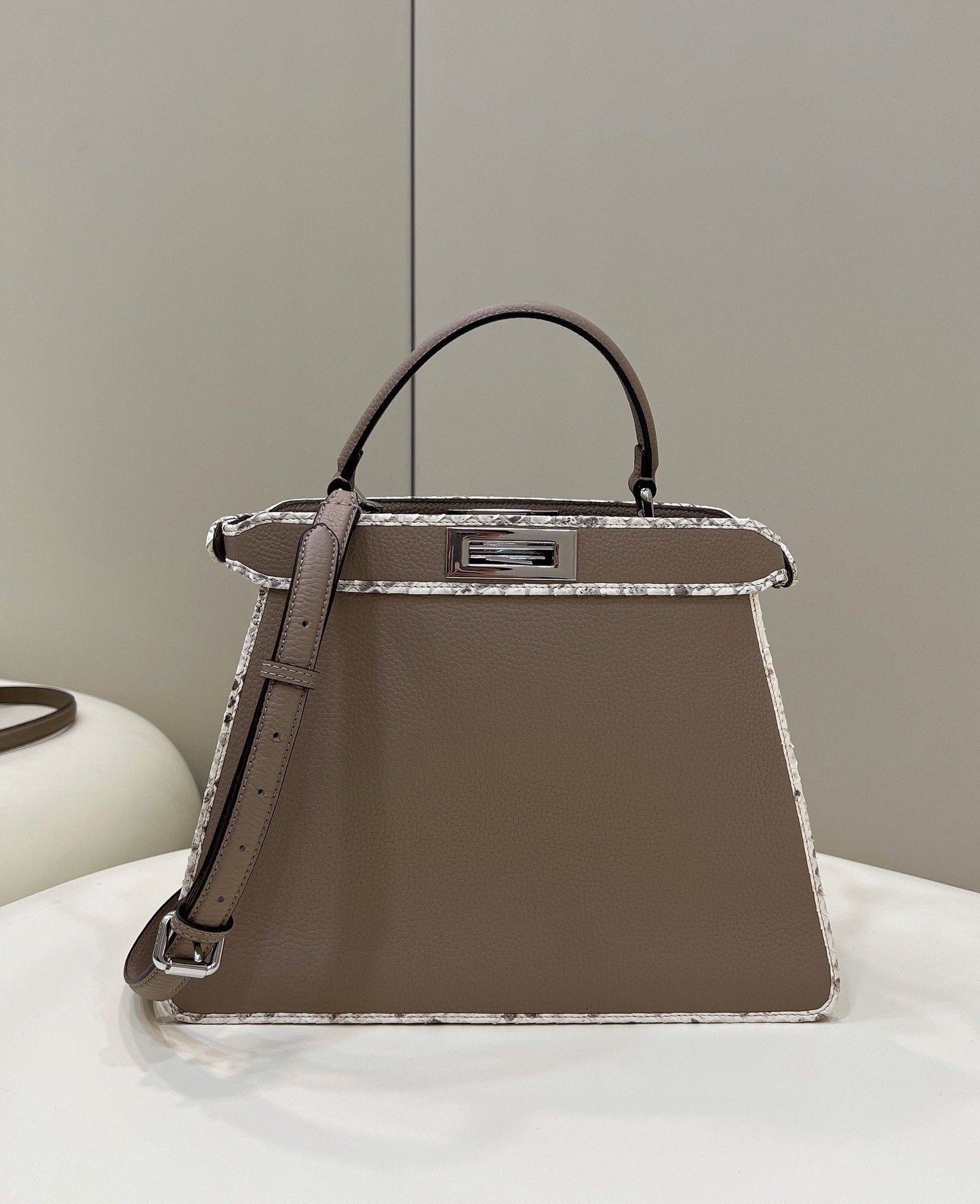 Fendi Top QualityTop Quality Peekaboo ISeeU Medium FF Shoulder Bag