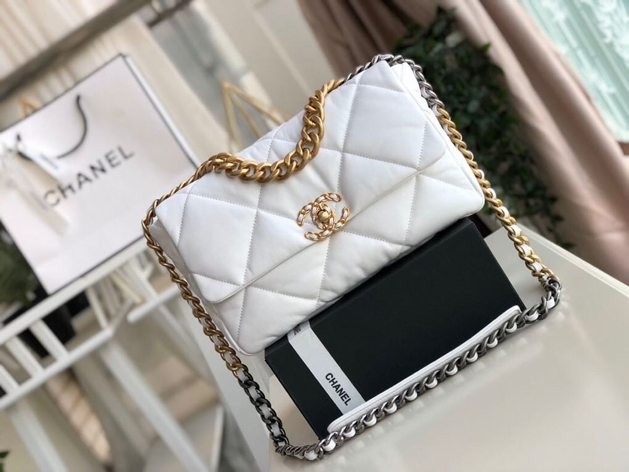 CHL 19 11.8in 30cm White Handbag