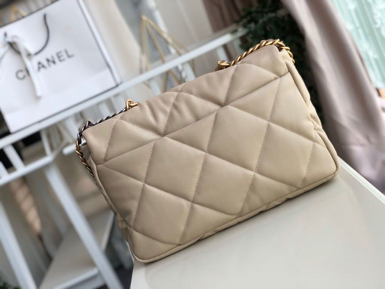 CHL 19 Maxi 14in 36cm Beige Handbag