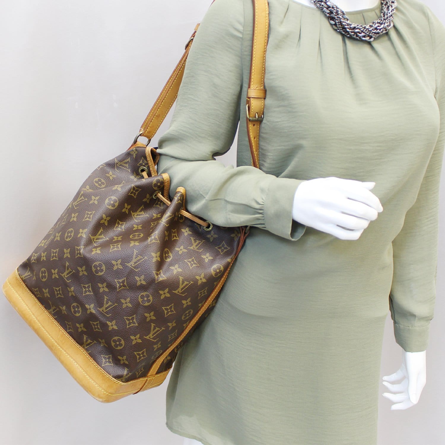 Louis Large Noe Shoulder Bag Canvas Monogram Brown Tt2816