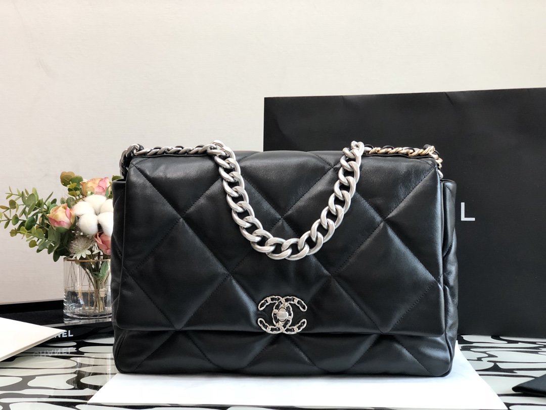 CHL 19 Maxi 14in 36cm Black Handbag