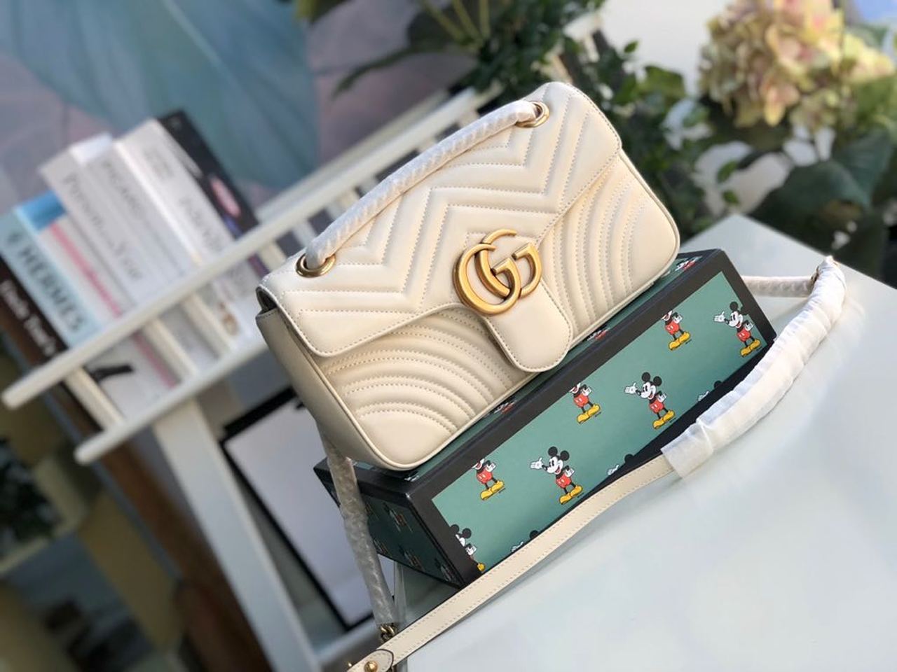 gg Marmont MatelassÃ© Chevron White Small Shoulder Bag