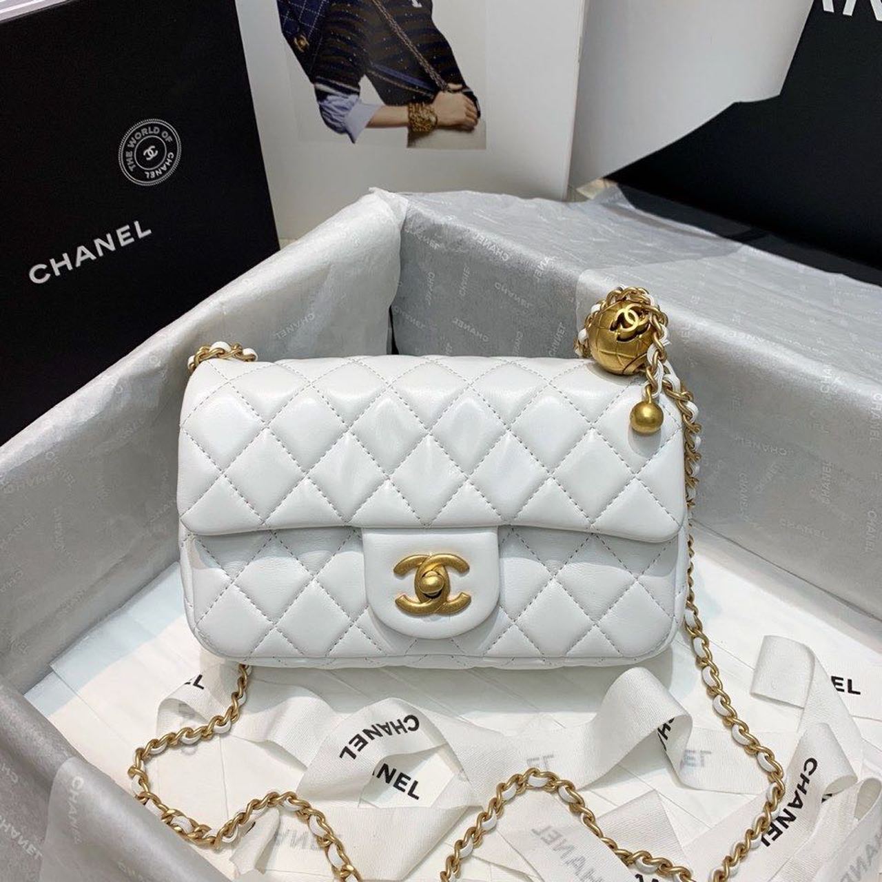 CHLFlap CHLBall On Strap , White Crossbody Bag