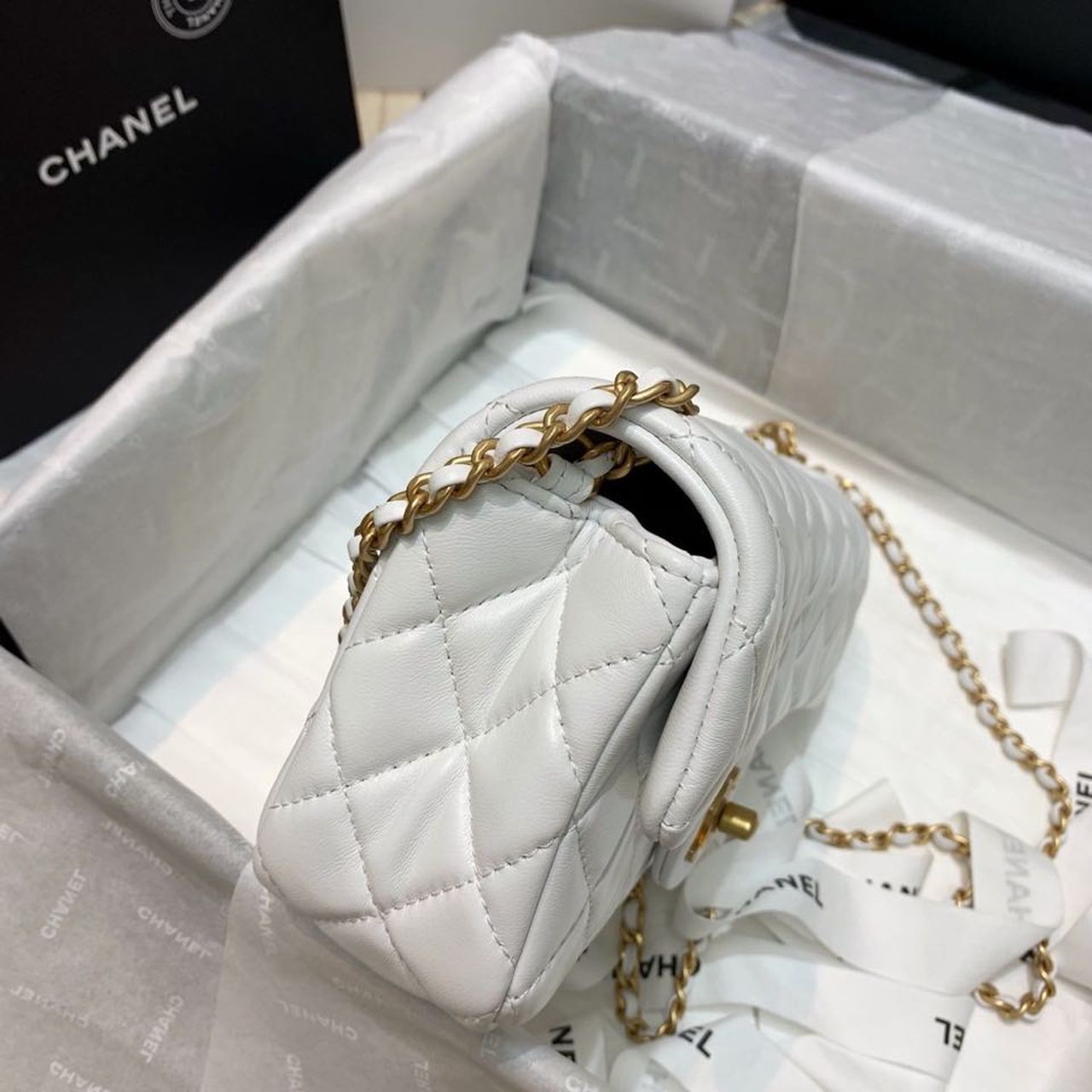 CHLFlap CHLBall On Strap , White Crossbody Bag