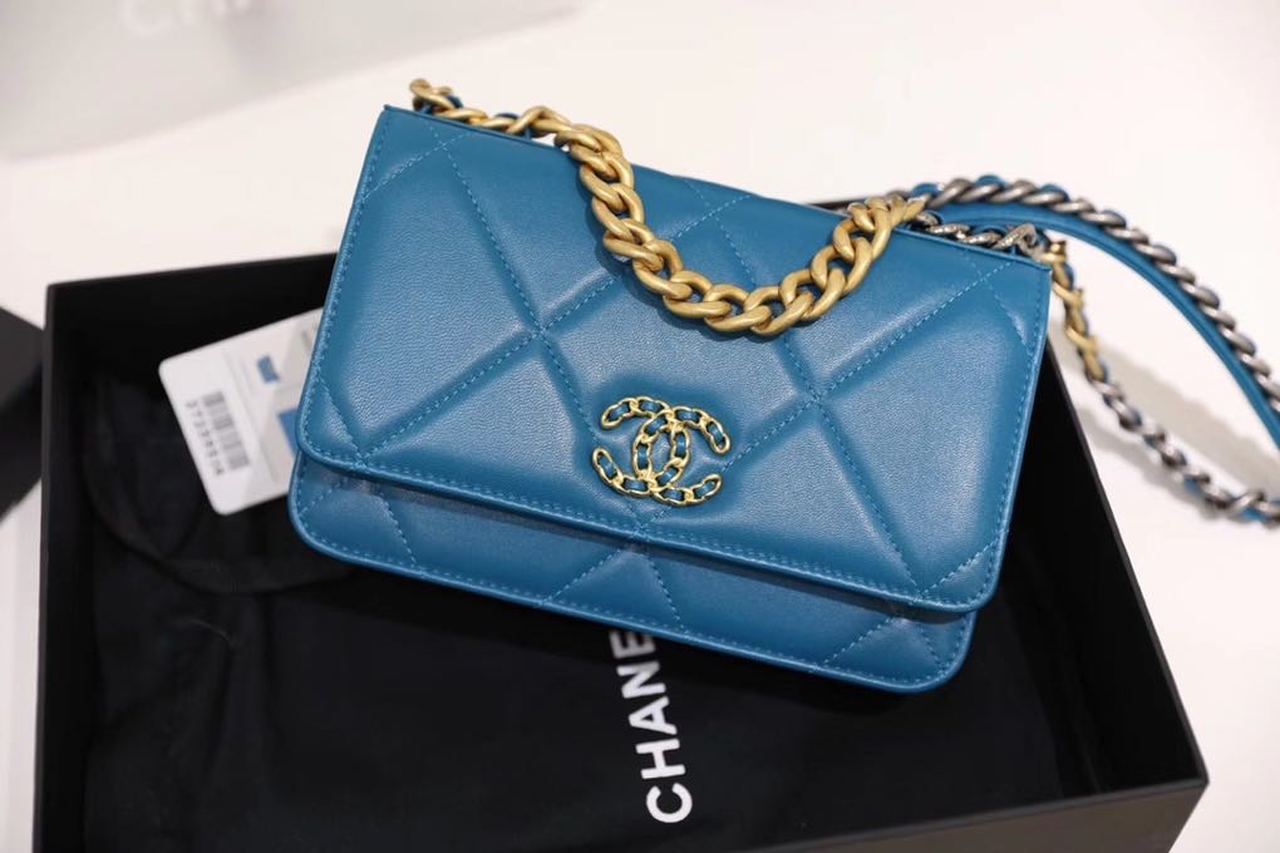 CHL 19 WOC 20cm Goatskin Leather Blue Flap Jewelry