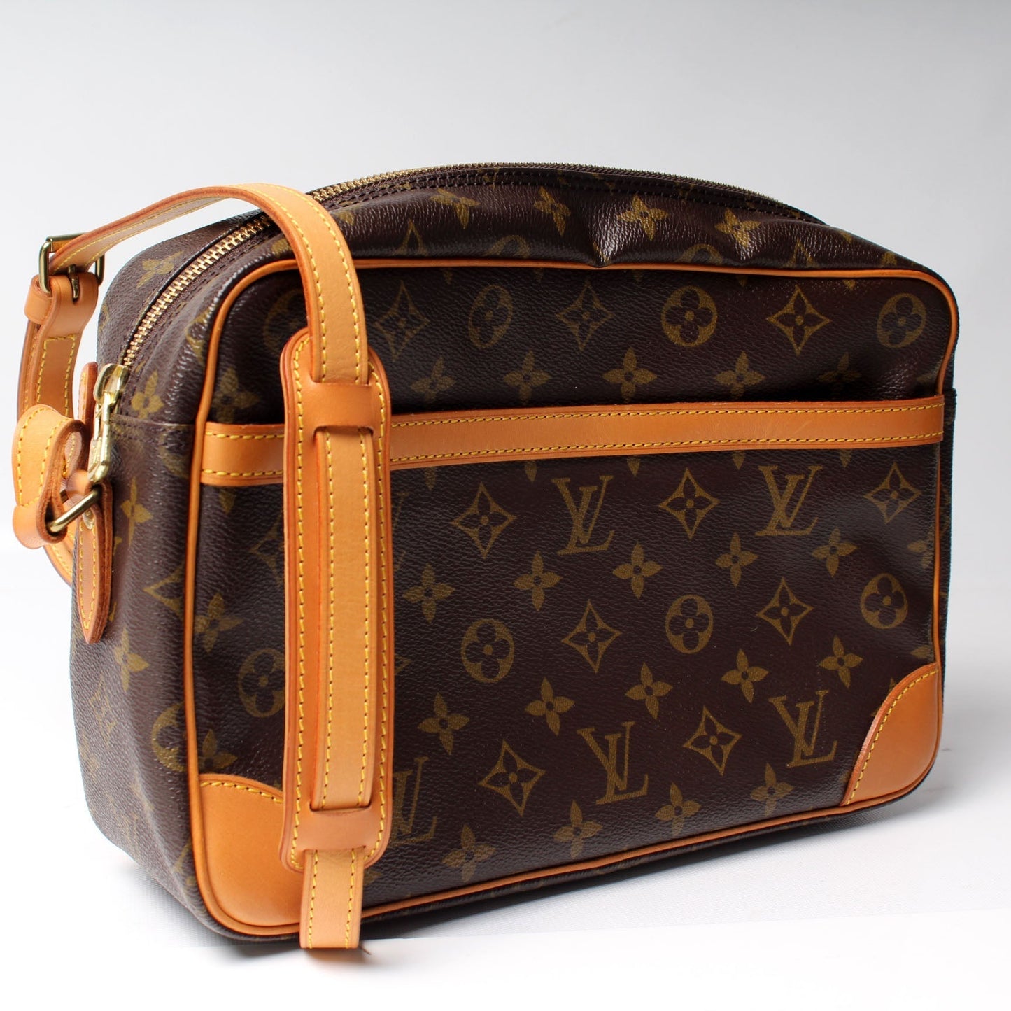 Louis Vuitton Trocadero 30 Monogram Handbag Monogram Dae08833