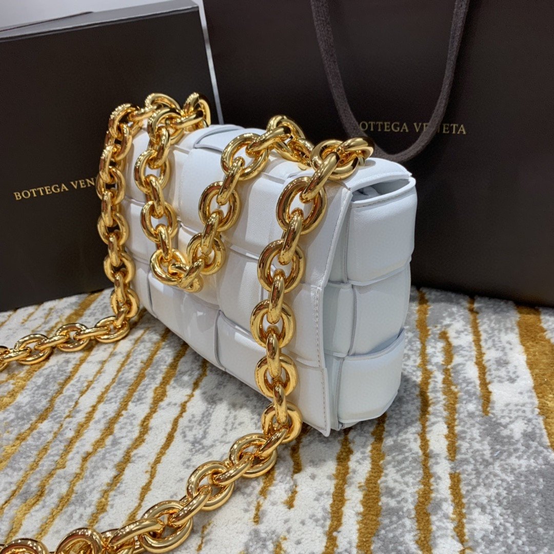 Top Quality Cassette Bag For Women In White Chain Travel Bag