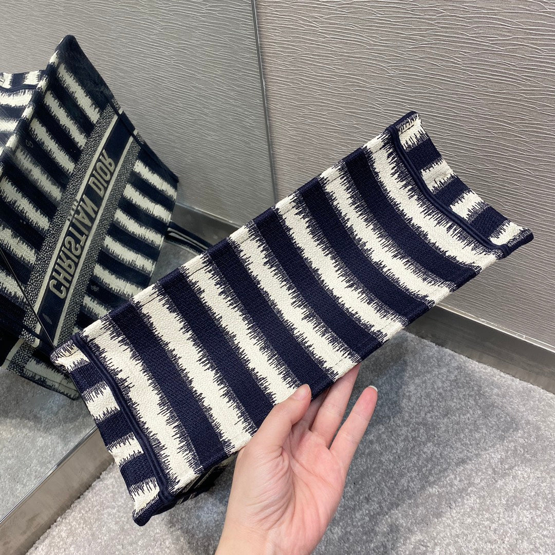 Metop Qualityum Book Stripes Embroidery Blue Book Tote Bag