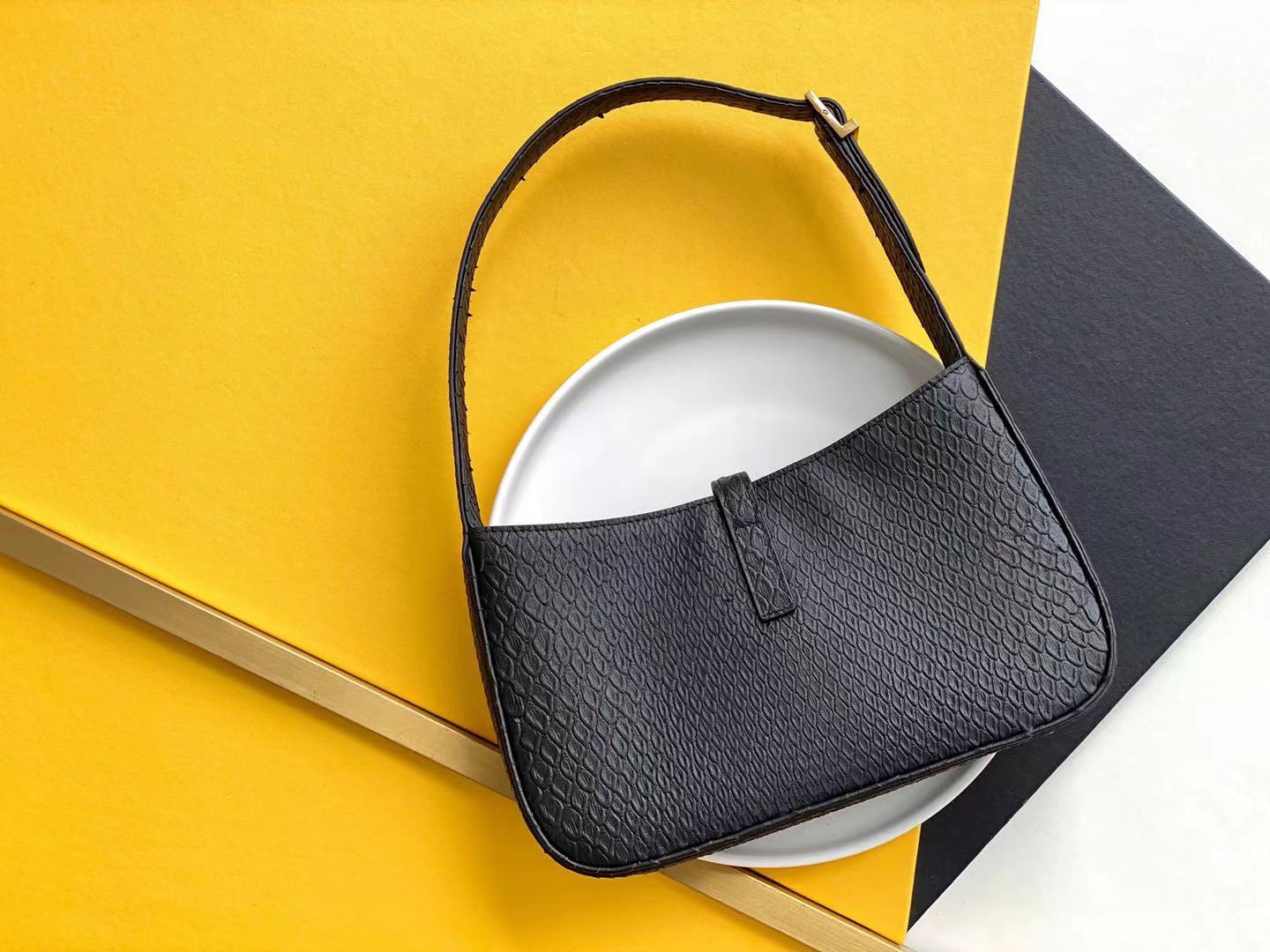 YSL Saint Laurent LE 5 Ã 7 Material Black Shoulder Bag