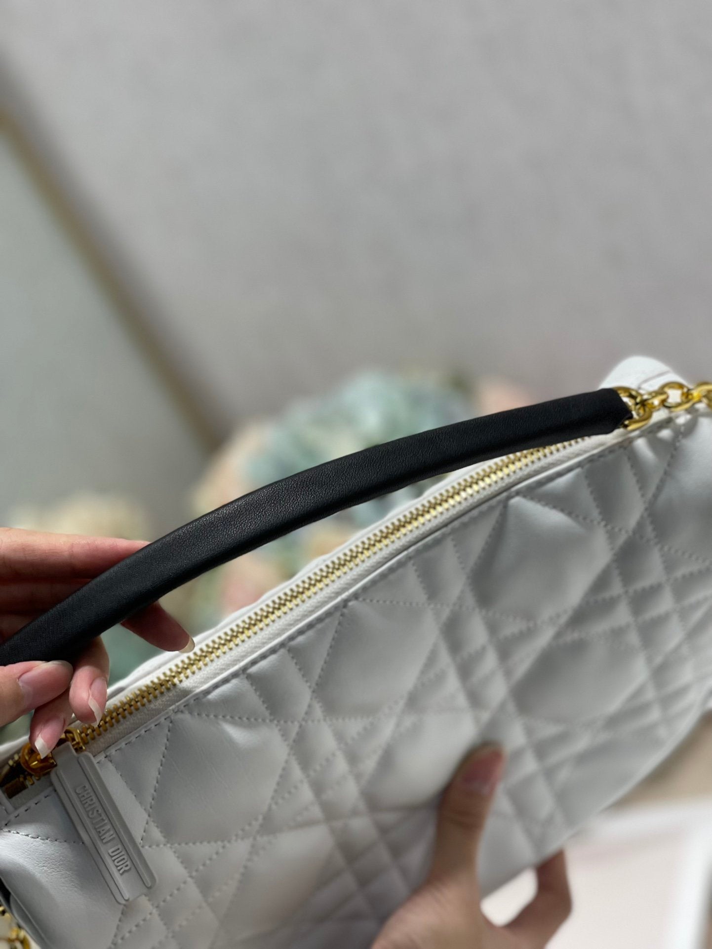 Metop Qualityum Vibe Cannage Cd White Crossbody Bag
