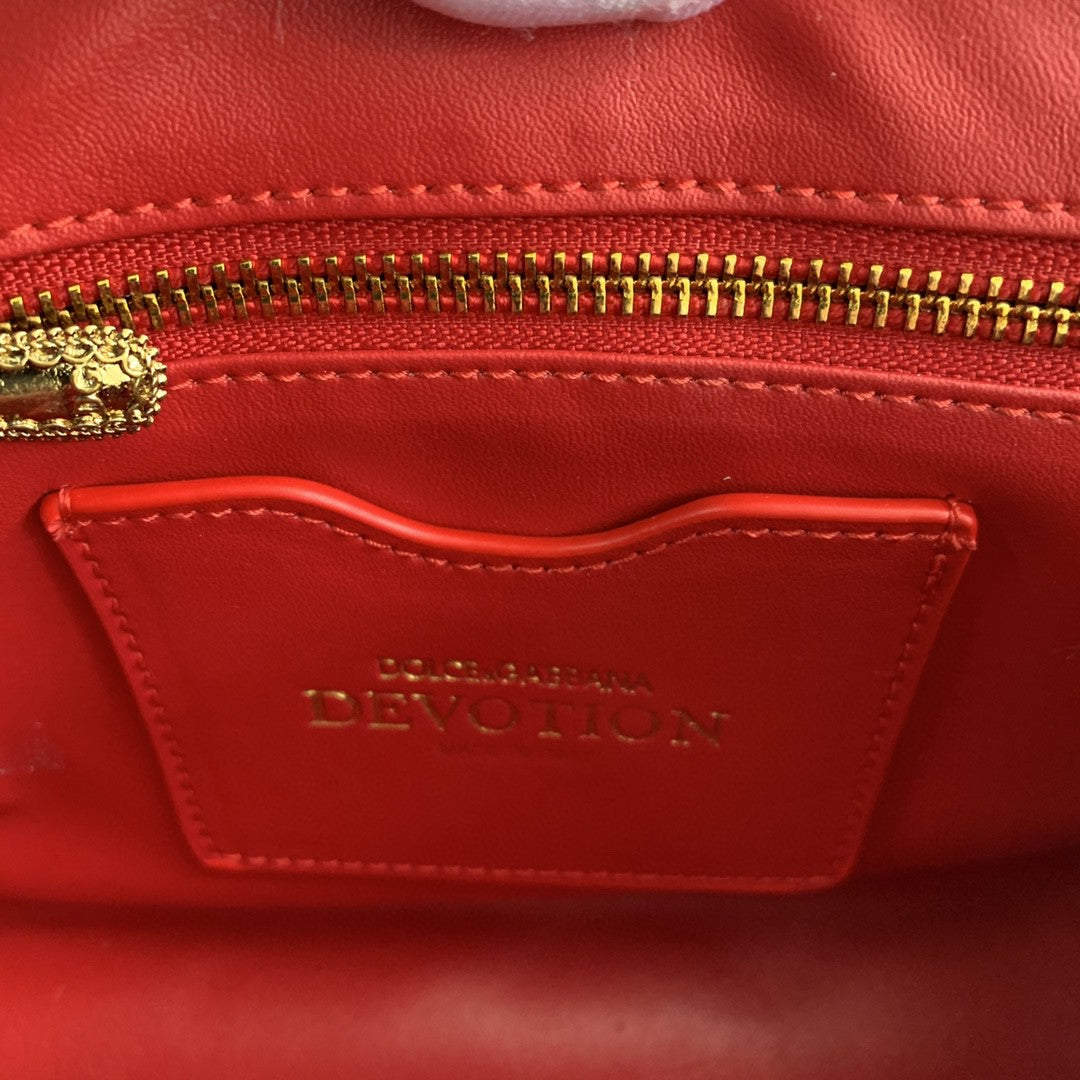 Metop Qualityum Devotion Nappa Quilted Red Shoulder Bag
