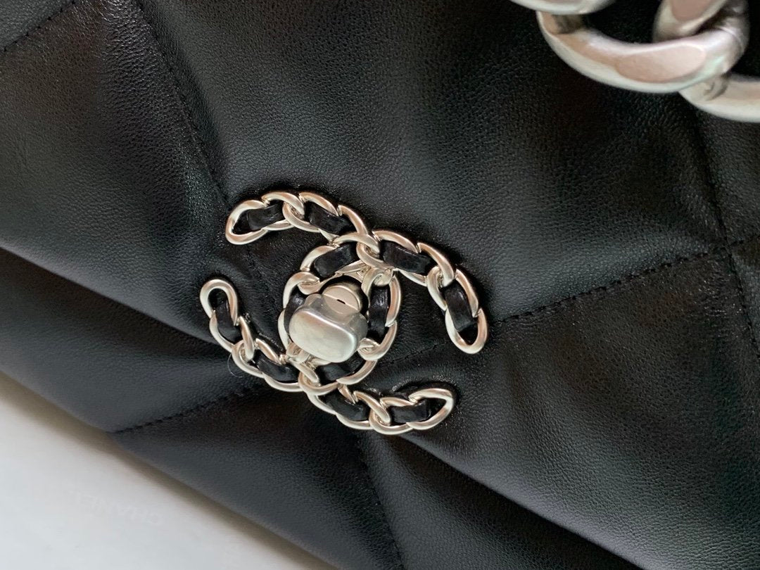 CHL 19 Maxi 14in 36cm Black Handbag