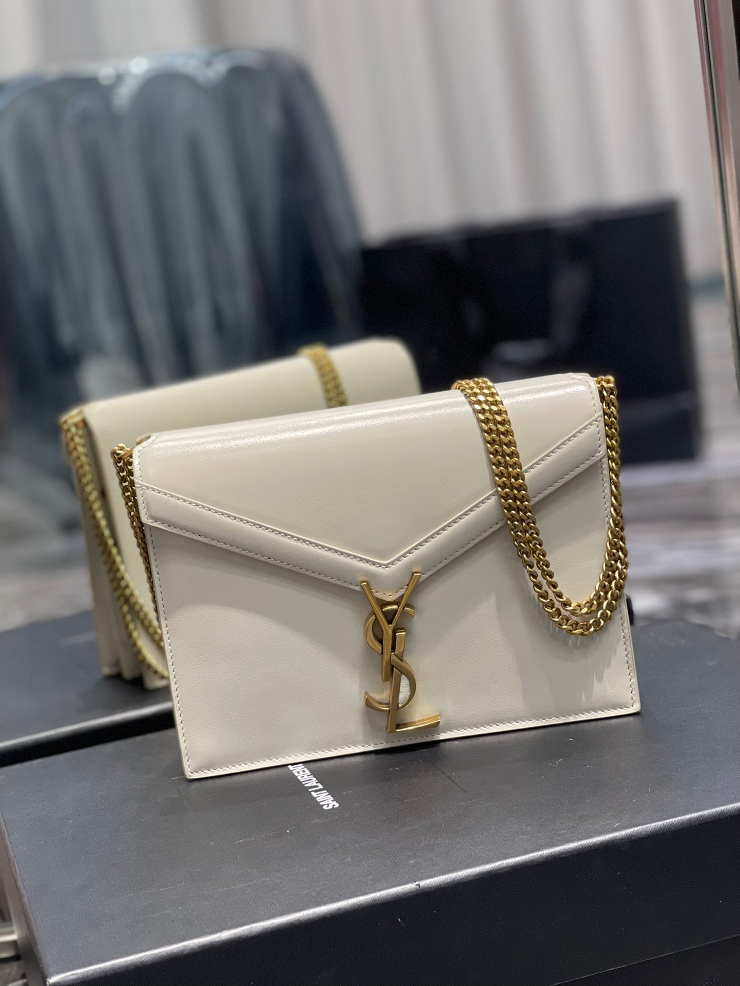 YSL Saint Laurent Cassandra Embossed 8in 22cm Grain De Poudre White Medium Chain Handbag Ysl 532750Bow0W9207