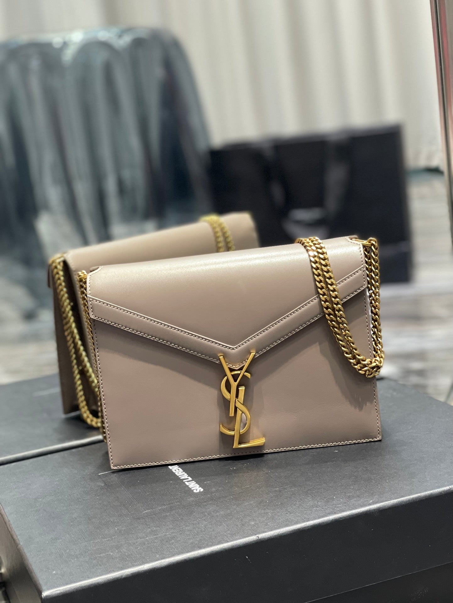 YSL Saint Laurent Cassandra Embossed 8in 22cm Grain De Poudre Medium Chain Travel Bag