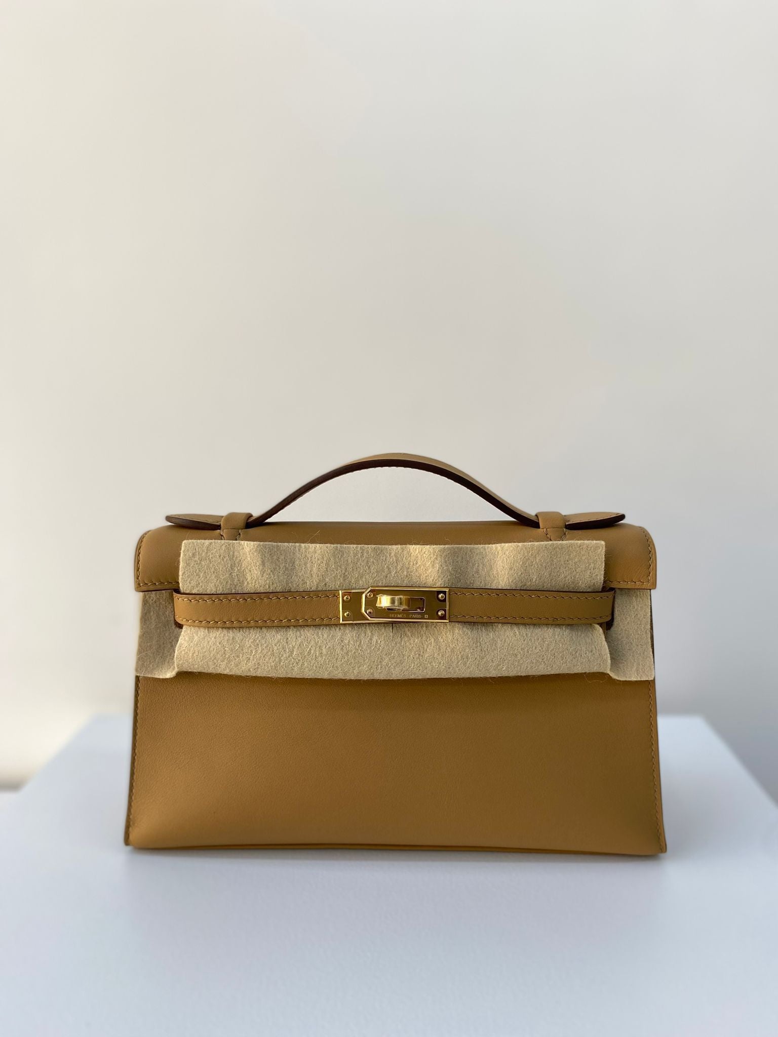 Hermes Kelly Pochette Chai Swift Hardware Handbag Gold Travel Bag