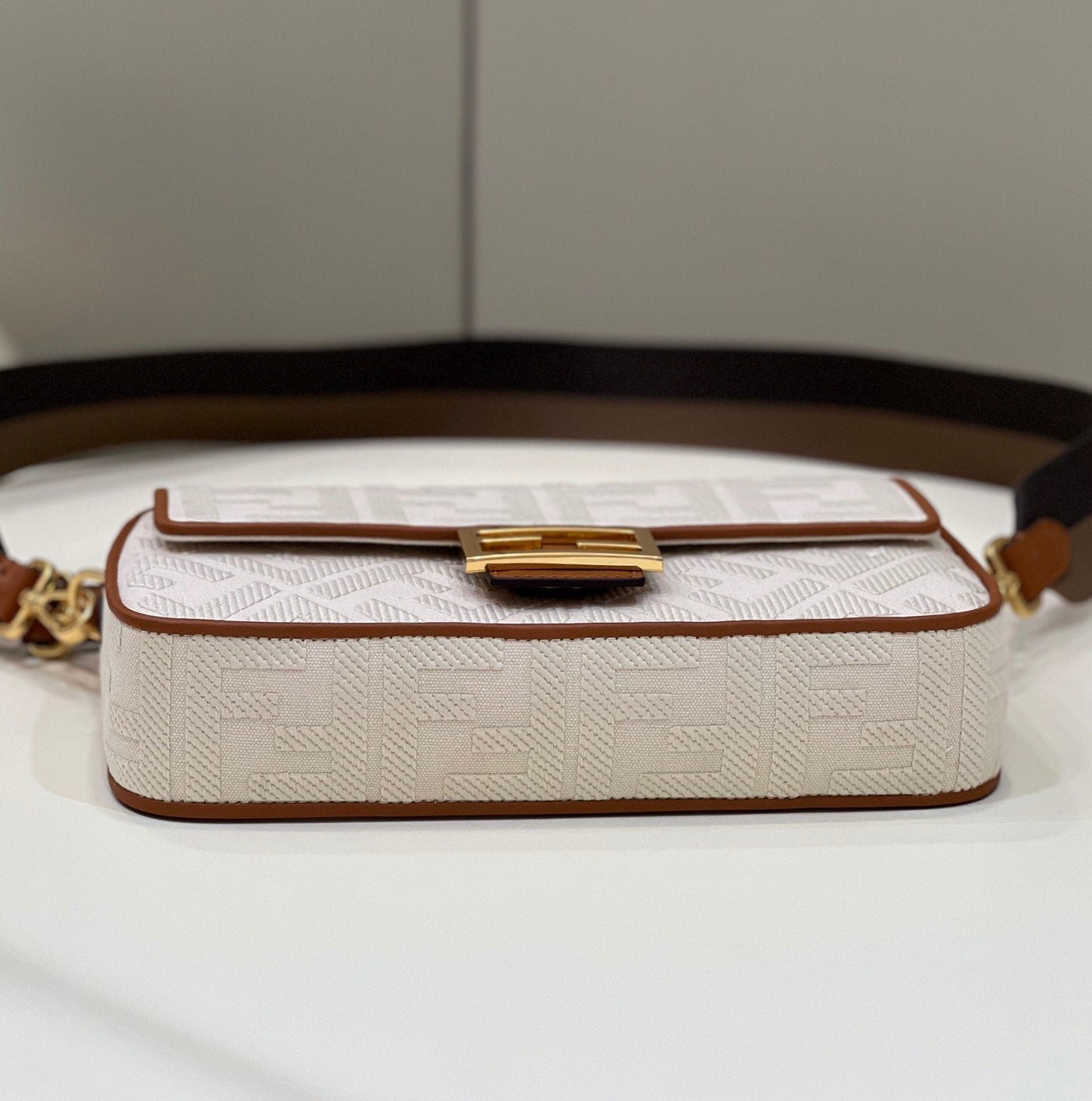 Fendi Top QualityTop Quality Baguette , White FF Crossbody Bag