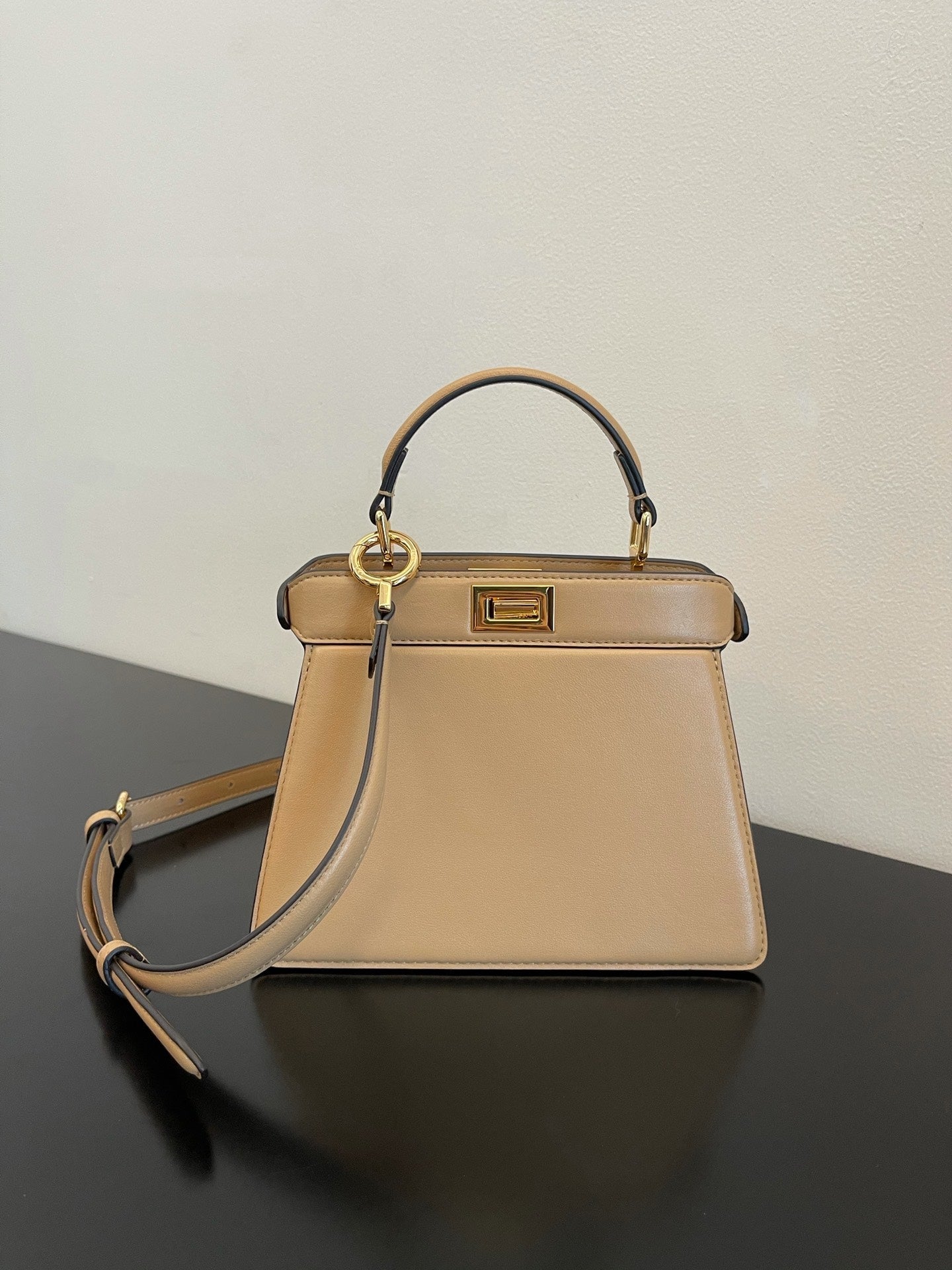 Top QualityTop Quality Peekaboo ISeeU Small Handbag 3