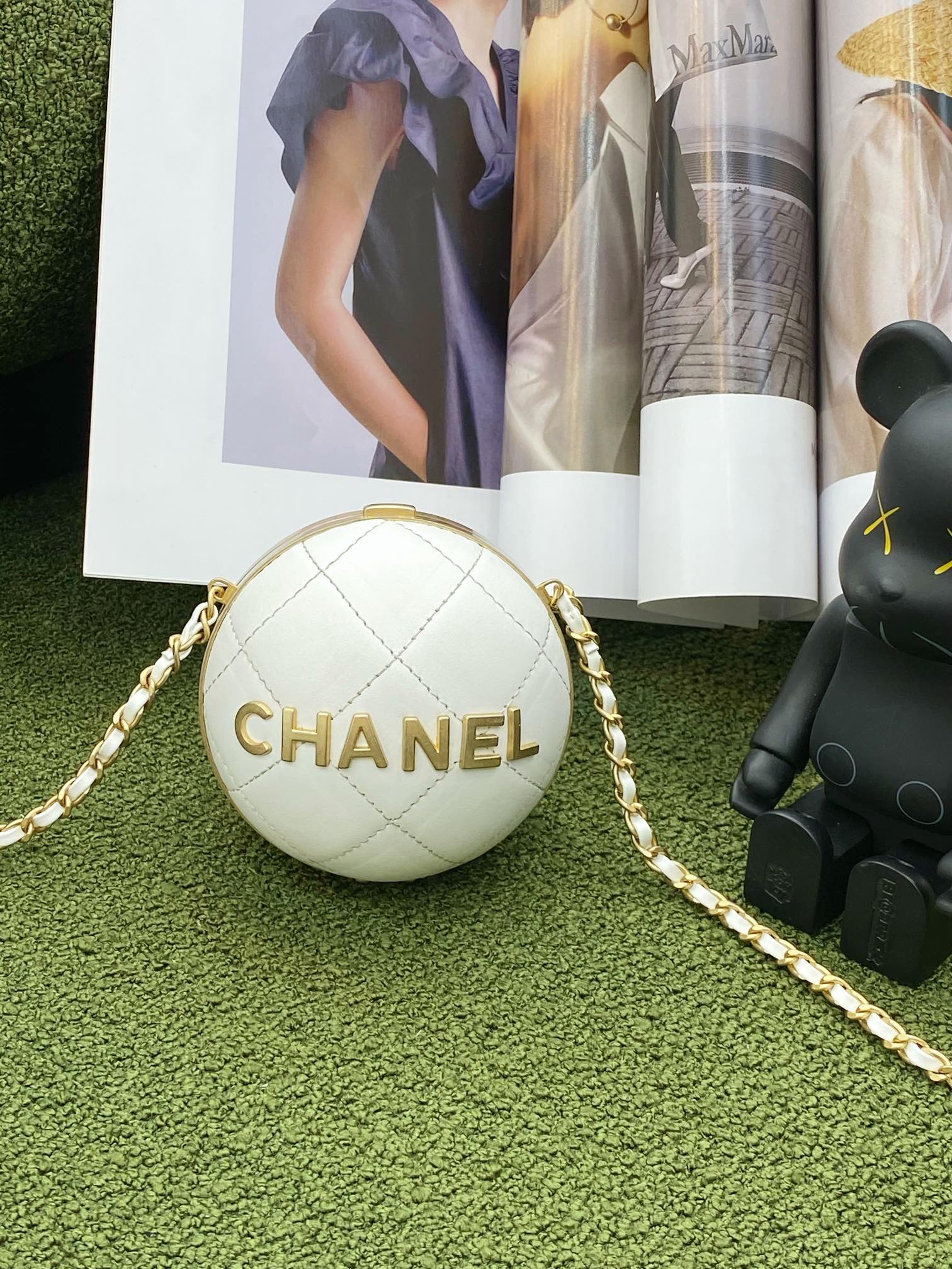 CHL Ball 23.5cm 95in White Gold Chain Handbag