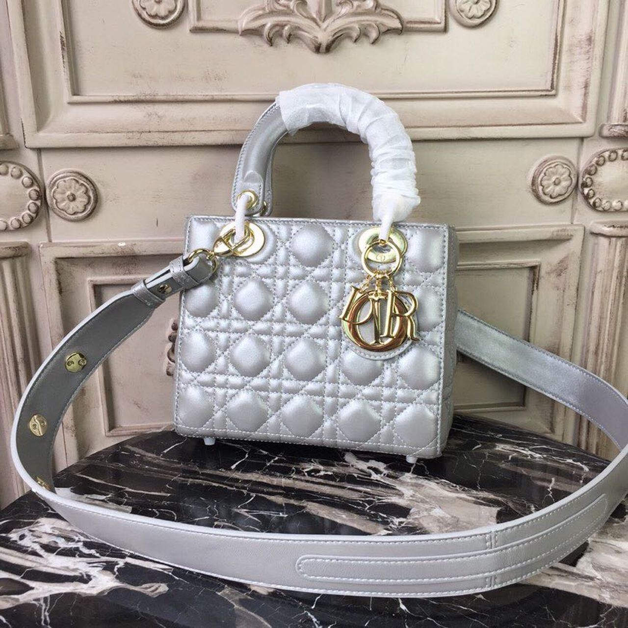 Lady Toned Hardware Pearl SiTop White Gold Small Handbag