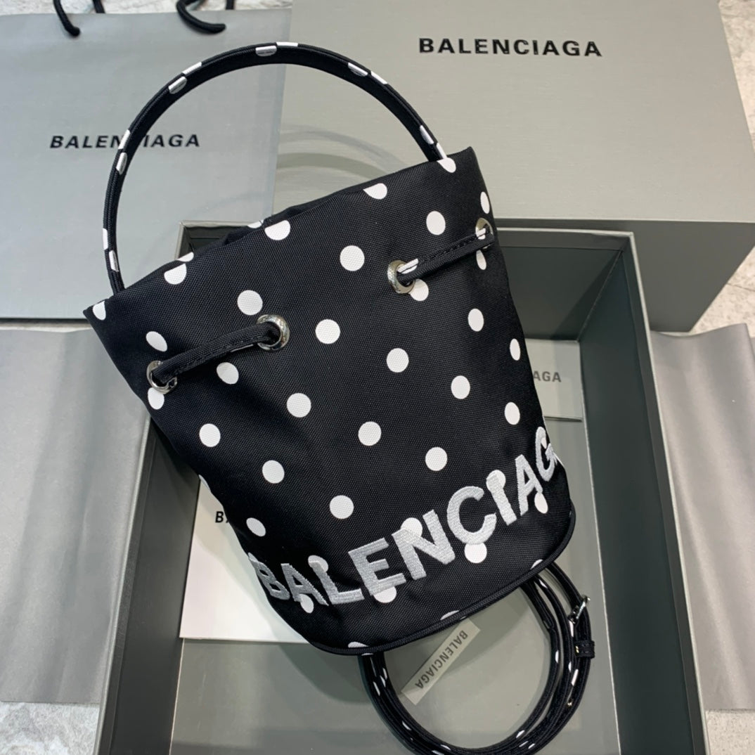 Top Quality Le Cagole Metop Qualityum Bag Black Bucket Bucket Bag