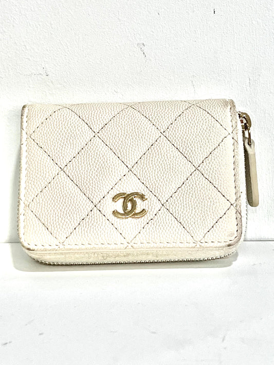 CHANEL   CAVIAR QUILTED SMALL ZIP WALLET