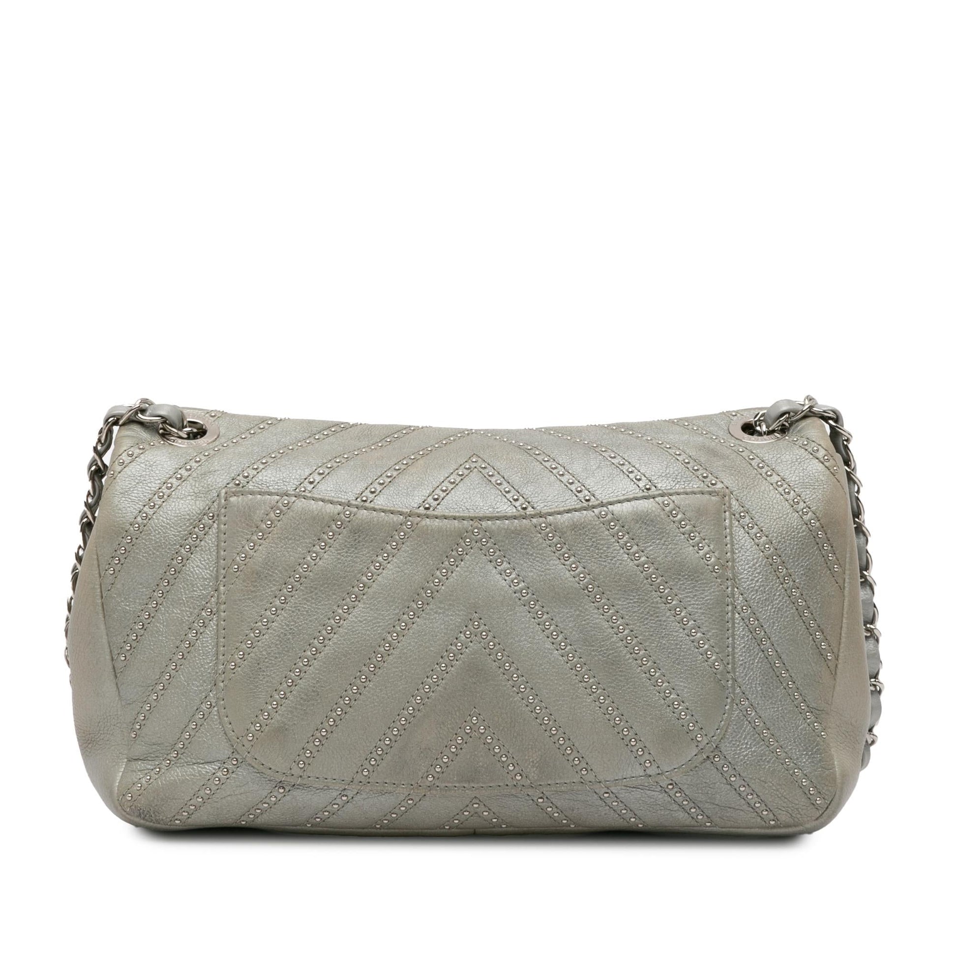 Chanel Chevron Calfskin Stud Wars Flap SHG-l15TVk Small Handbag