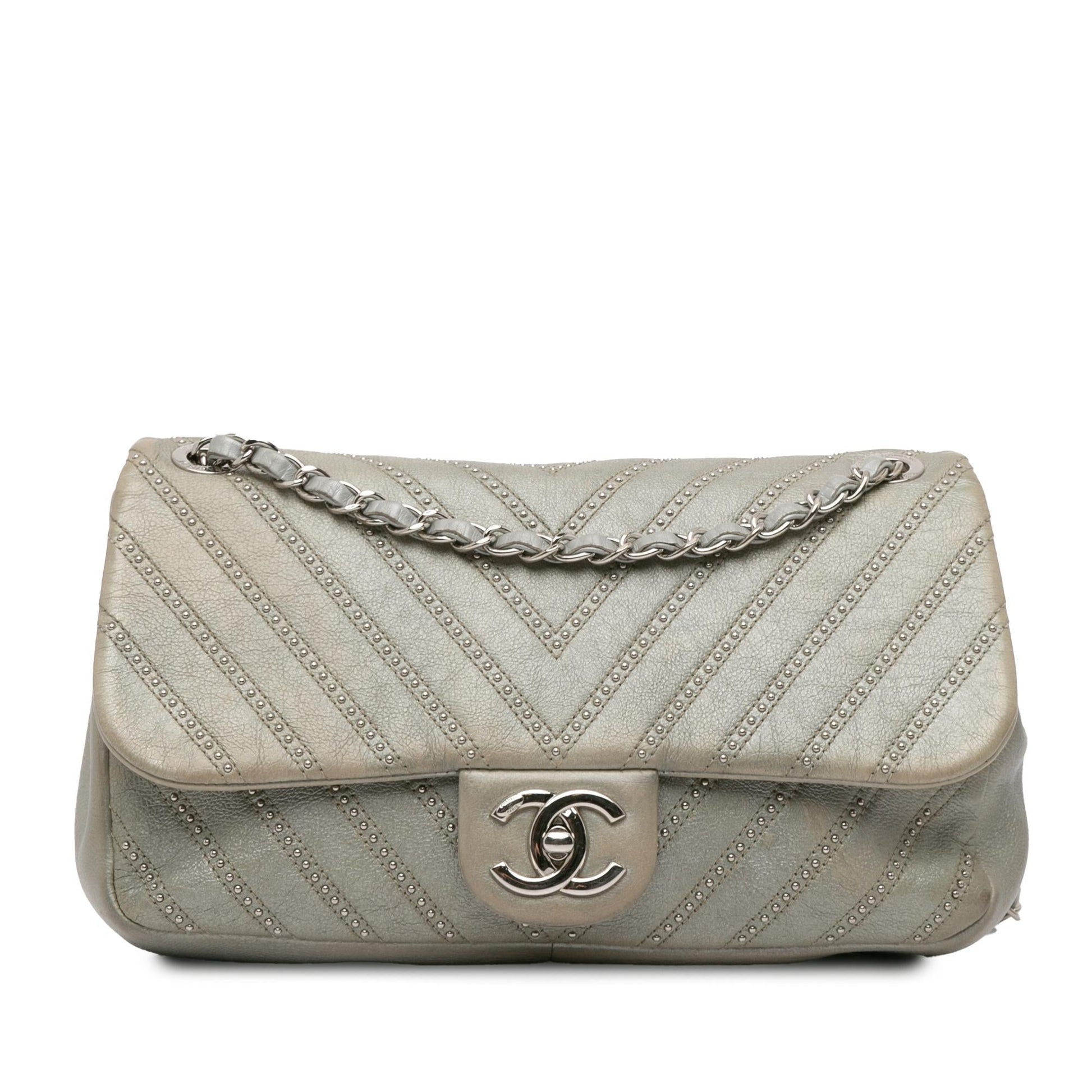 Chanel Chevron Calfskin Stud Wars Flap SHG-l15TVk Small Handbag