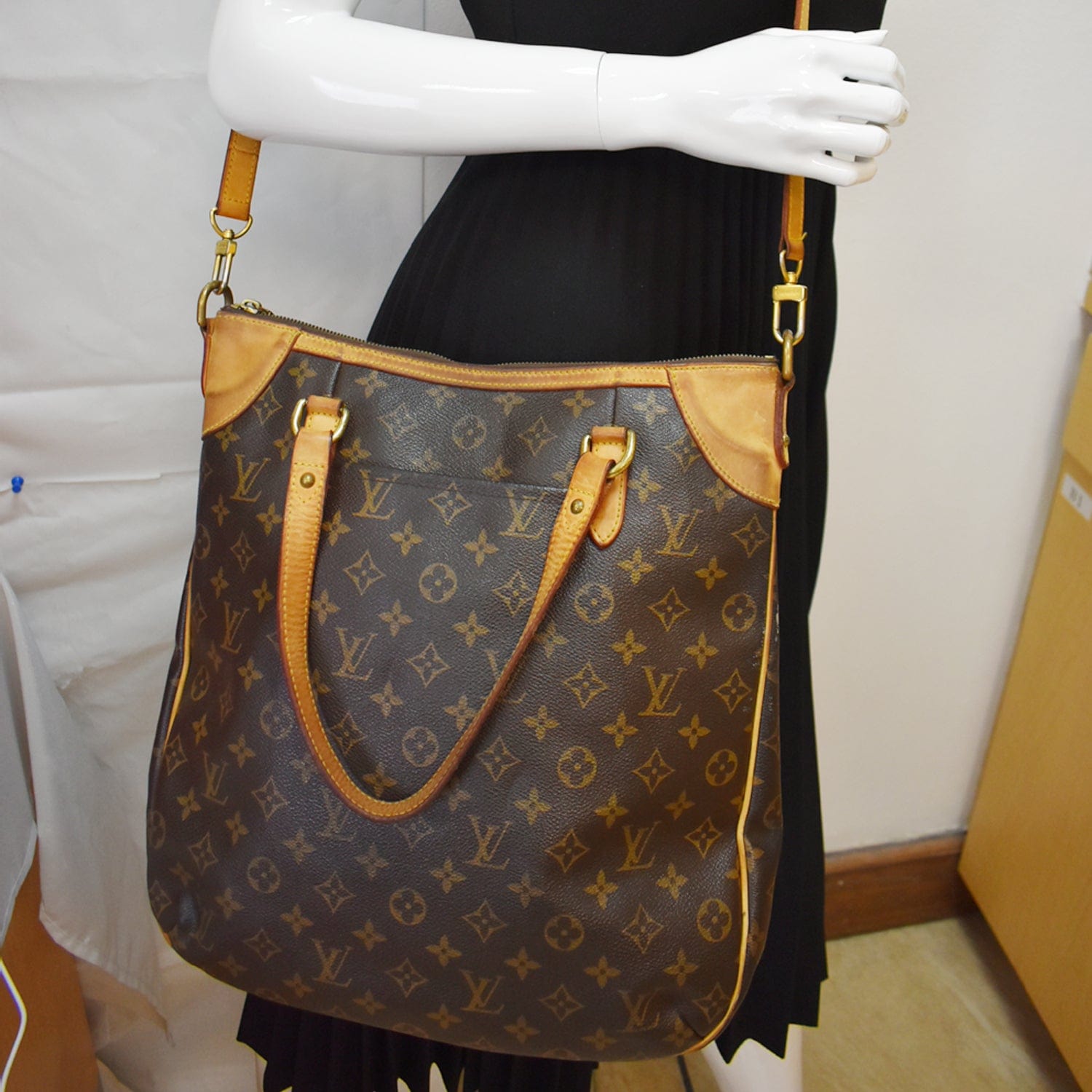 Louis Odeon Gm Shoulder Bag Canvas Monogram