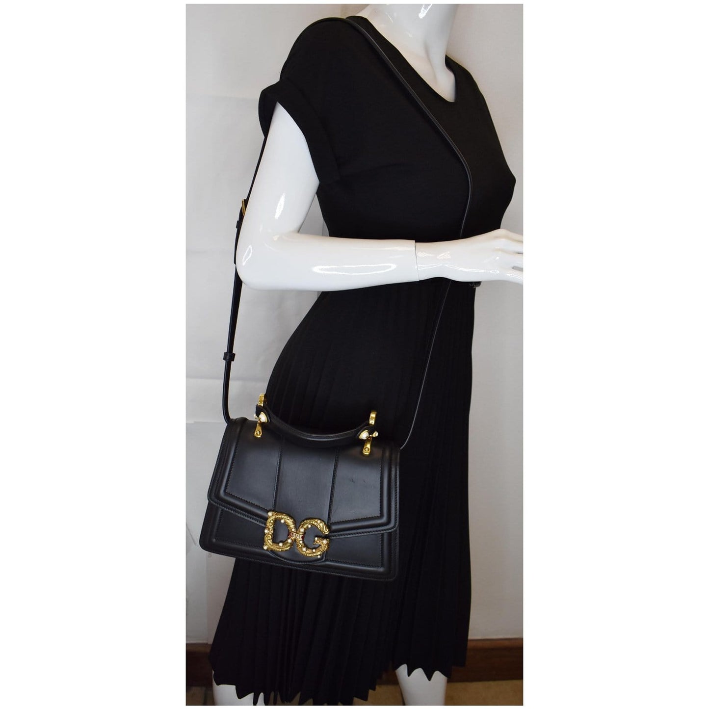 Dolce & Amore Calfskin Shoulder Bag Leather Black