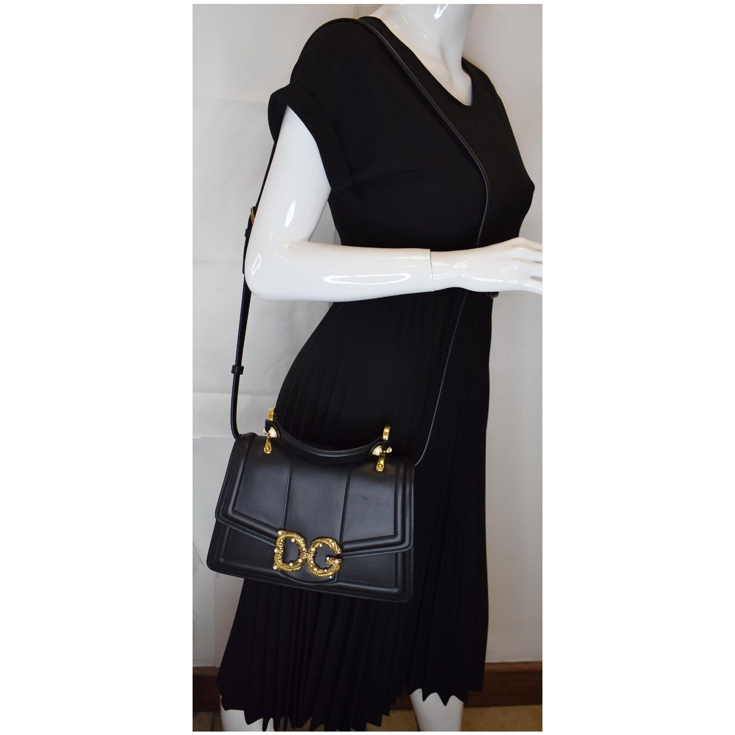 Dolce & Amore Calfskin Shoulder Bag Leather Black