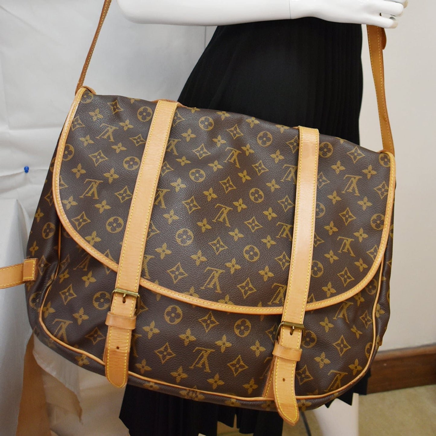 Louis Saumur Xl Large Shoulder Bag Canvas Monogram