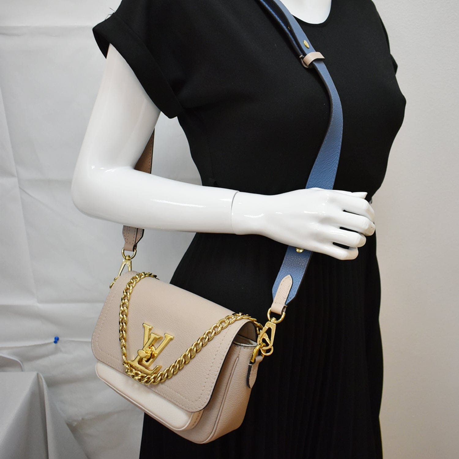 Louis Lockme Tender Grained Shoulder Bag Greige Leather