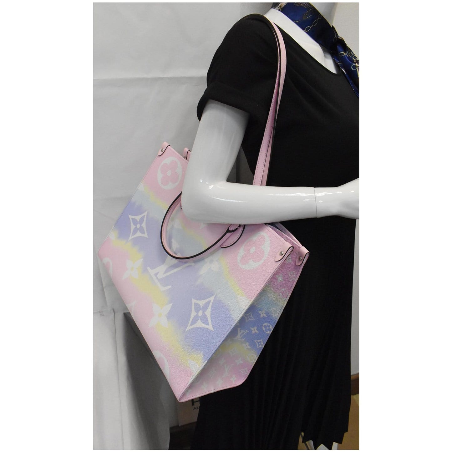 Louis Escale Onthego Gm Shoulder Bag Pastel Monogram