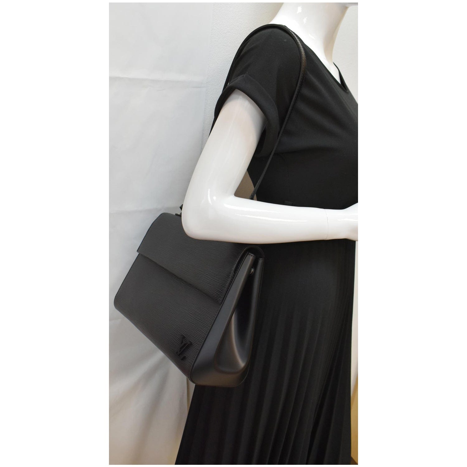 Louis Cluny Mm Epi Shoulder Bag Leather Black