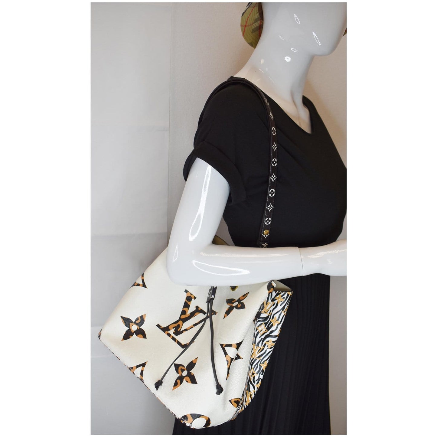 Louis Neonoe Mm Jungle Shoulder Bag Ivory Canvas Monogram