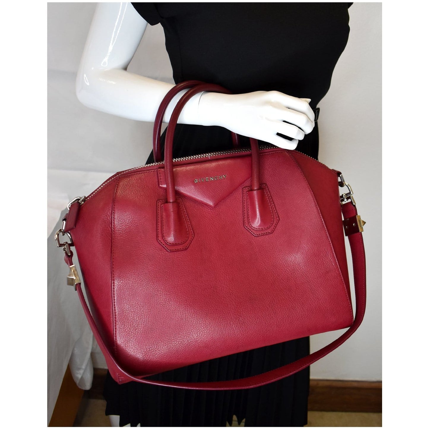 Givenchy Antigona Goatskin Shoulder Bag Leather Red