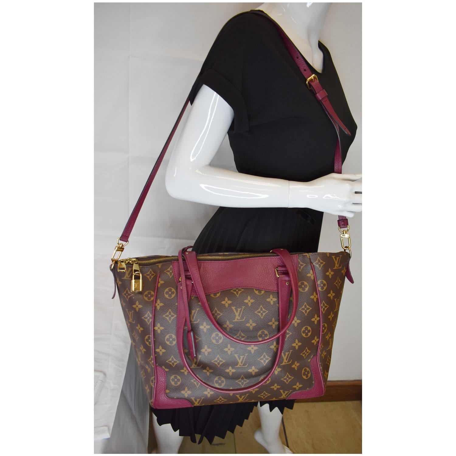 Louis Estrela Nm Shoulder Bag Raisin Canvas Monogram